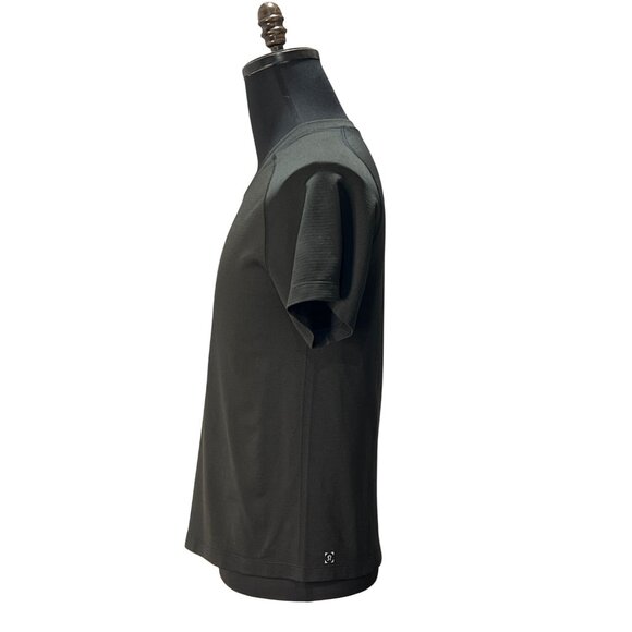 𝓛𝓾𝓵𝓾𝓵𝓮𝓶𝓸𝓷 Men's Black Short Sleeve V-Neck Athletic T-Shirt - Picture 2 of 5